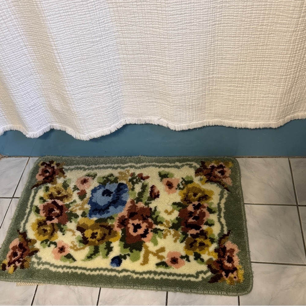 Tufted Floral Rug - Picture 4 of 11